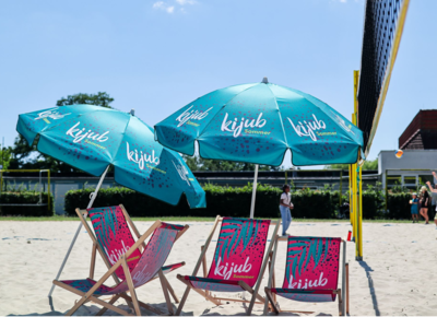 Liegestühle und Sonnenschirme des kijub am Strand