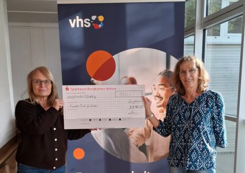 Manuela Sieland (VHS Leitung) übergibt die Spende an Frau Petra Busch-Simons