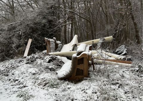 Sperrmüll illegal entsorgt im Wald