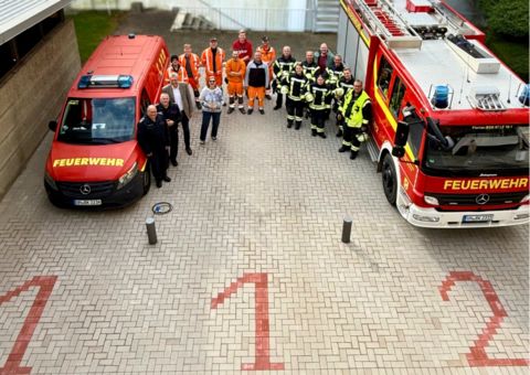 Baubetriebshof und Feuerwehr gemeinsam auf der neuen Feuerwehr Parkfläche am Rathaus