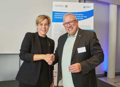 Stefan Polplatz zusammen mit Mona Neubauer beim Gipfeltreffen zur Kampagne "E-Trucks.NRW"