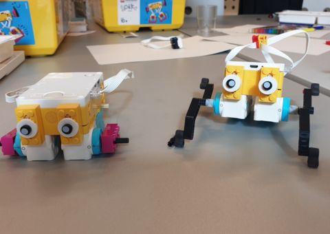 Zwei selbst konstruierte Roboter aus Lego