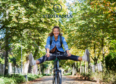 Frau auf dem Fahrrad im Wald