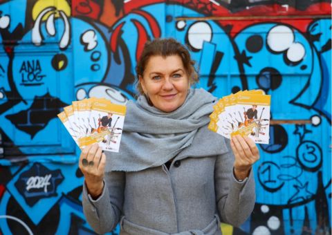 Die Leiterin der Musikakademie zeigt die neuen Broschüren für 2026