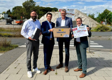 Stroetmann Gruppe und Bürgermeister Bernd Schäfer bei der Übergabe des Bauantrags für das Rathausquartier