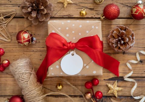 Geschenk mit Schleife auf einem Tisch