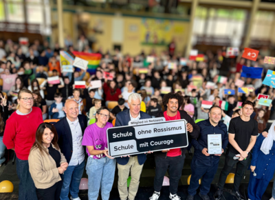 Die Führungsriege der Realschule Bergkamen erhalten die Auszeichung "Schule ohne Rassismus" zusammen mit Thomas Heinzel und Dariusz Lassotta