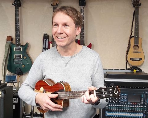Roland Portale spielt Ukulele