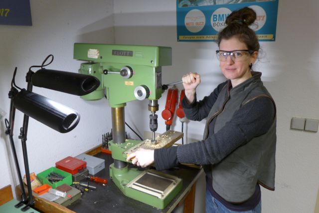 Hanna Rohde an der Bohrmaschine