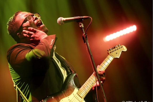 Sean McDonald auf der Bühne am Mikrophon