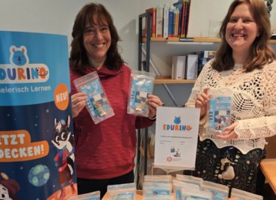 Mitarbeiter der Stadtbibliothek halten die ausleihbaren Edurino Figuren ins Bild